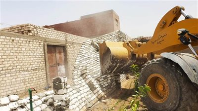 إزالة 49 حالة تعد على أراض زراعية وأملاك دولة بمركزي ديروط وأسيوط