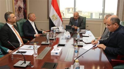 عصمت يبحث مع مجموعة 