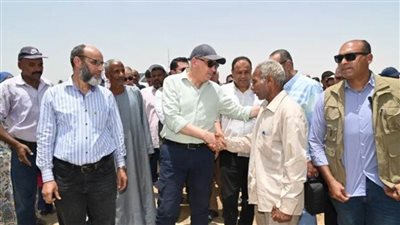 وزير الري يتفقد أحد المواقع بنهر النيل في إدفو بأسوان