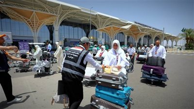 ورود وأناشيد وفرحة.. استقبال مهيب لحجاج القرعة في المدينة المنورة