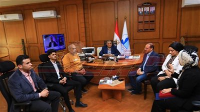 رئيس جامعة كفر الشيخ يكرم فريق كلية الذكاء الاصطناعي