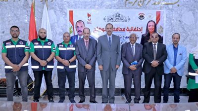 محافظ سوهاج يسلم تأشيرات وتذاكر الحج للفائزين بقرعة حج الجمعيات الأهلية