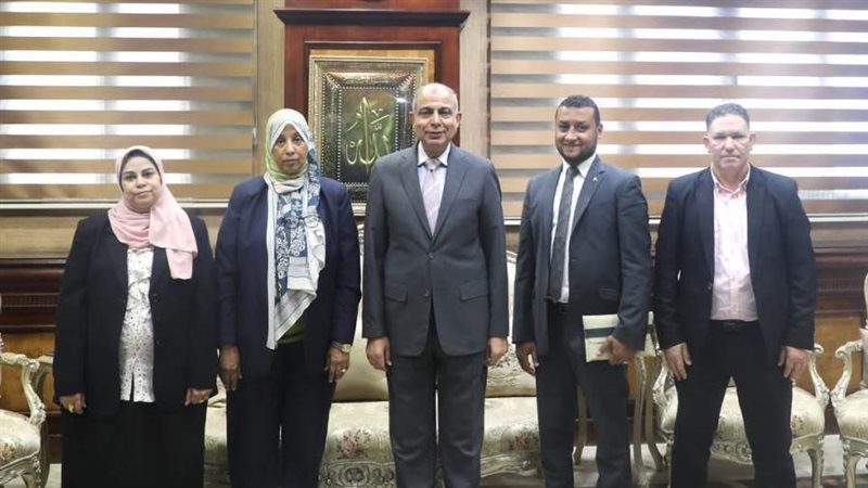 محافظ المنيا مع وفد