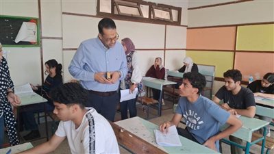  بالصور.. في أول أيامها.. وكيل وزارة التعليم يتفقد عددا من لجان امتحانات النقل للثانوي العام بطنطا