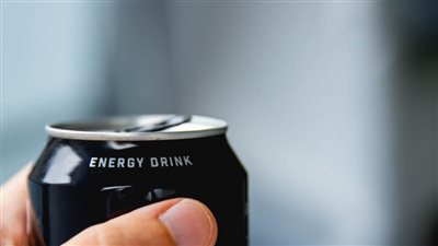 خبيرة بمعهد البحوث الطبية تحذر من مخاطر تناول مشروبات الطاقة خلال موسم الامتحانات