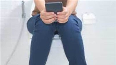 عاجل.. دراسة: استخدام الهاتف المحمول في الحمام يزيد خطر الإصابة بالبواسير