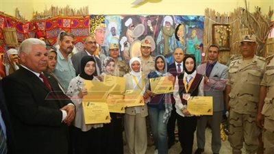 قائد قوات الدفاع الشعبي والعسكري يتفقد فصل محو الأمية بالمدرسة الثانوية الصناعية العسكرية 