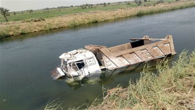  انقلاب سيارة نقل بترعة بلانة وإصابة شخص بنصر النوبة بأسوان