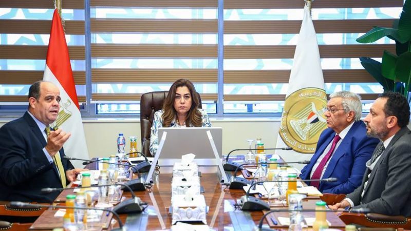 د.منال عوض تناقش