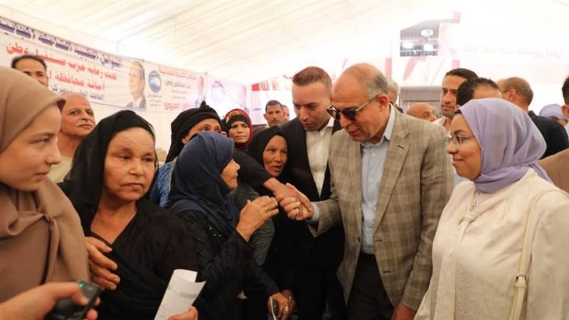 محافظ المنيا يستمع