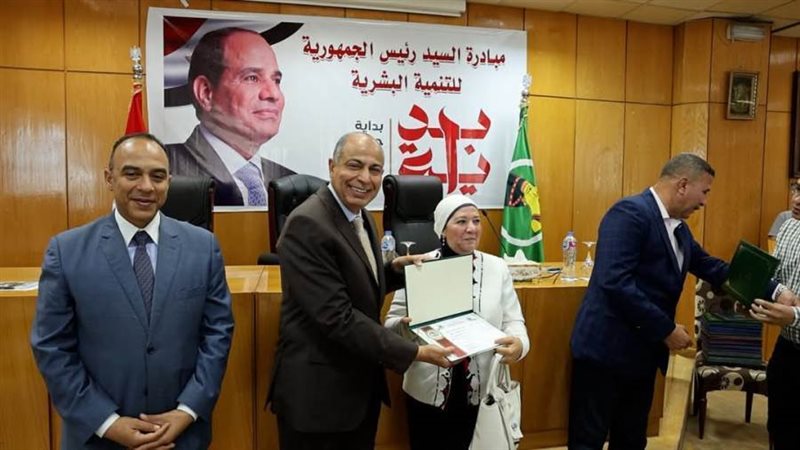 محافظ المنيا يكرم