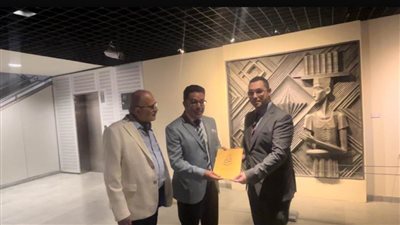 خلال زيارته إلى الإسكندرية.. حزب الوعي يهدي برنامجه لمكتبة الإسكندرية