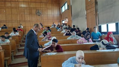 في خمس كليات نظرية وعملية.. رئيس جامعة دمنهور يتفقد سير الامتحانات 