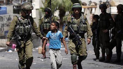 الاحتلال يعتقل 3 أطفال من بيت دجن ويطالب رابعا بـ