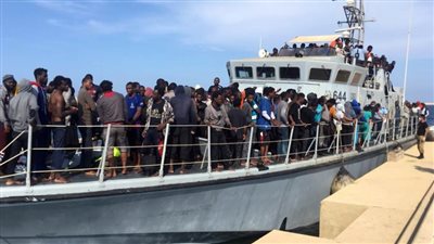 حرس السواحل الليبي ينقذ 91 مهاجرًا غير شرعي من الغرق