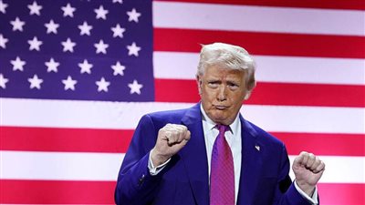 ترامب يهدد بفرض 25% رسوم جمركية على منتجات آبل إذا لم تصنع هواتفها في أمريكا