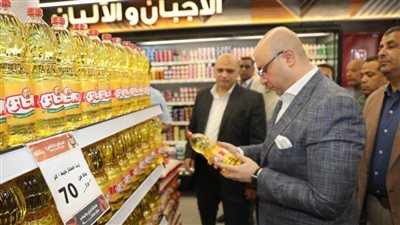 محافظ بني سويف يتفقد الشركة المصرية للاطمئنان على توافر واستقرار أسعار السلع