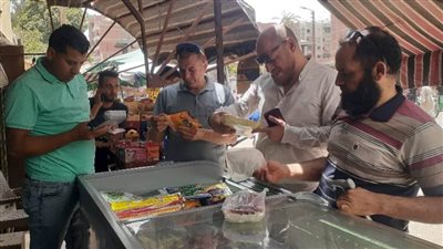  محاضر لمخالفات بالأسواق والمحلات والمخابز وضبط 1400 لتر لبن وعصائر فاسدة بببا