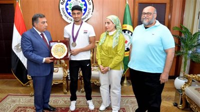 محافظ الدقهلية يكرم بطل أفريقيا في السباحة 