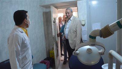 محافظ الغربية يراجع دفاتر الحضور والانصراف بالوحدة المحلية ومركز الرعاية الصحية بقرية محلة منوف