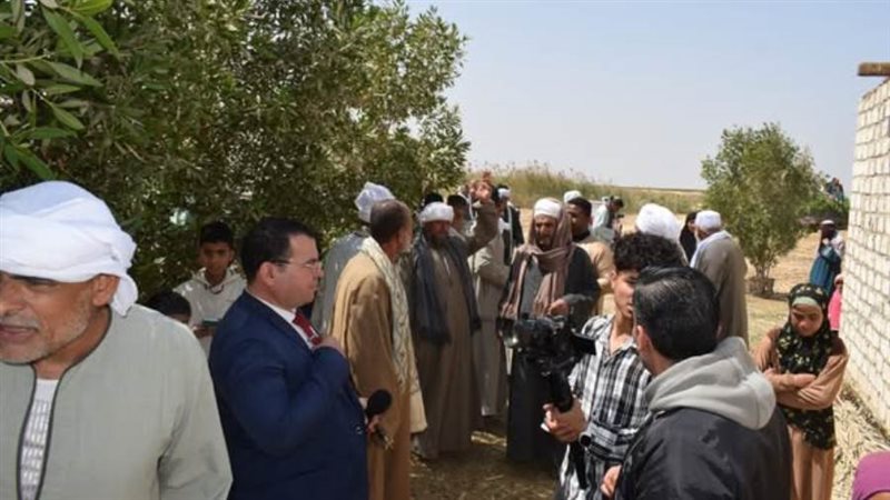 الأهالي قرب أراضيهم