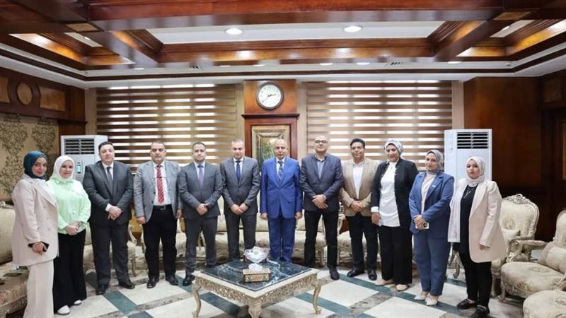 محافظ المنيا يستقبل