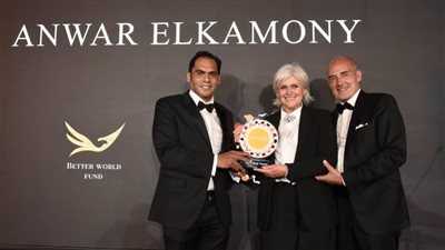 أنور الكموني بطل التنس المصري يكرم رموز الإنسانية في مهرجان كان