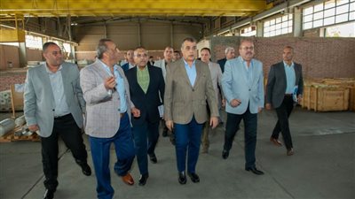 الوزير محمد صلاح يتفقد خطوط الإنتاج ومراحل التصنيع بمصنع 63 الحربي