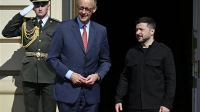 زيلينسكي وميرتس يناقشان الإنتاج المشترك للأسلحة مع رجال أعمال ألمان