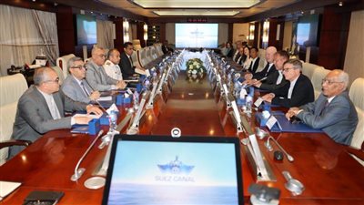 قناة السويس تعقد اجتماعا موسعا مع الاتحاد الدولي للتأمين البحري لبحث التطورات الإيجابية بالملاحة