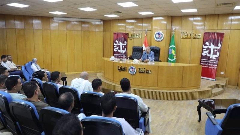 محافظ المنيا خلال