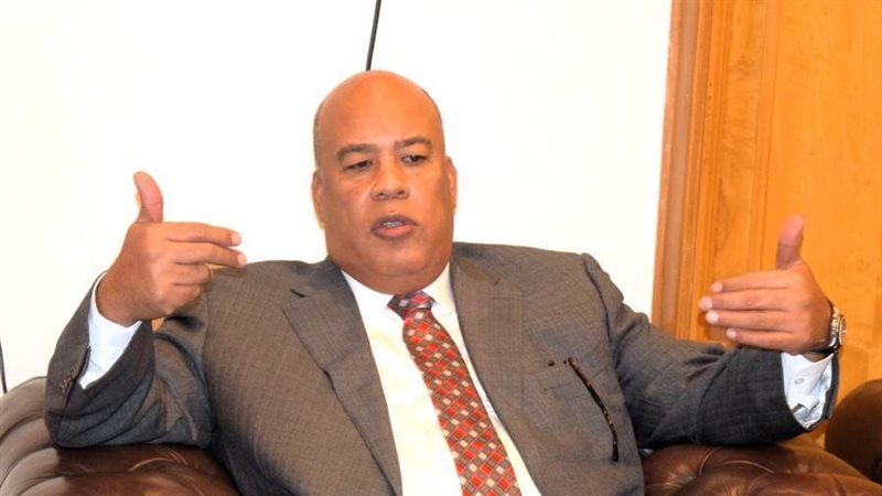 ايمن العشري