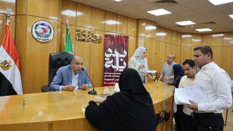 محافظ المنيا خلال