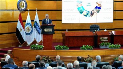 وزير البترول يستمع لأفكار القيادات والكوادر التنفيذية لجذب الاستثمار و رفع كفاءة الأداء 