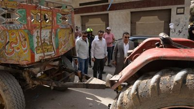 محافظ الدقهلية يتحفظ على جرار لإلقائه مخلفات هدم على الطريق العام 