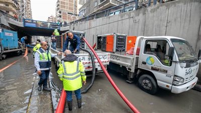 مياه الإسكندرية تواصل جهودها لسحب تجمعات مياه الأمطار شرق المدينة