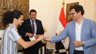 وزير الثقافة يُسلم بطاقات «أهلاً وسهلاً بالطلبة» لأوائل المشتركين في المبادرة