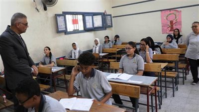 محافظ أسوان يتفقد لجان امتحانات الشهادة الإعدادية