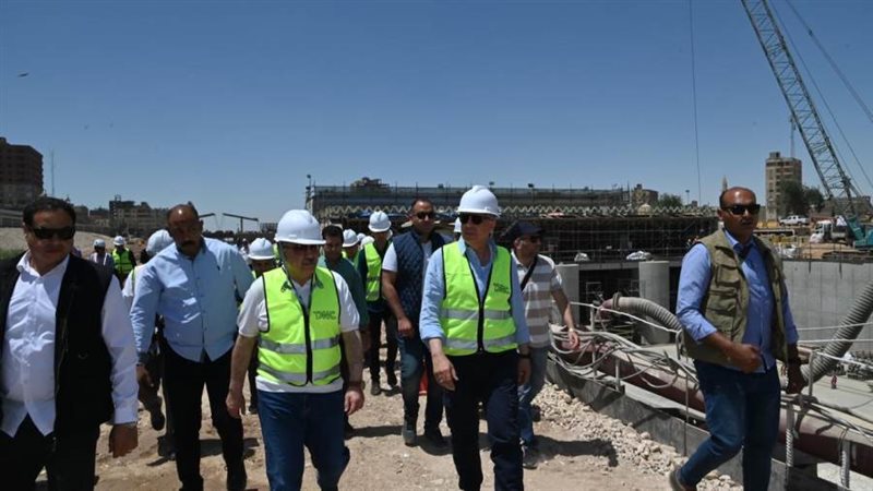 محافظ أسيوط ووزير