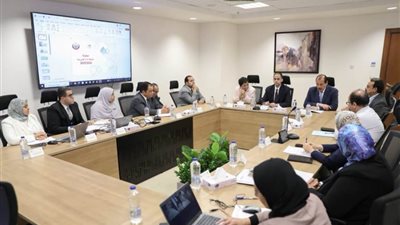 نائب وزير الصحة يجتمع بللجنة تقييم الأداء لمديري ووكلاء المديريات