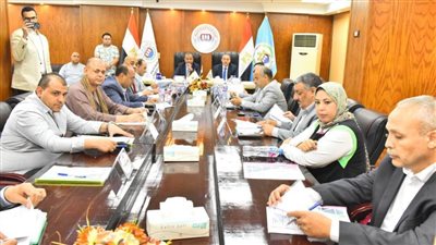 محافظ أسيوط يترأس اجتماع الغرفة التجارية ويشيد بمبادرتها لتوزيع 2500 بون غذائي للأسر الأكثر احتياجًا