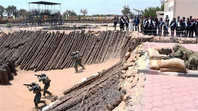 القوات المسلحة تنظم زيارة لوفد من شباب المصريين بالخارج وطلبة الجامعات لقيادتي قوات الصاعقة والمظلات