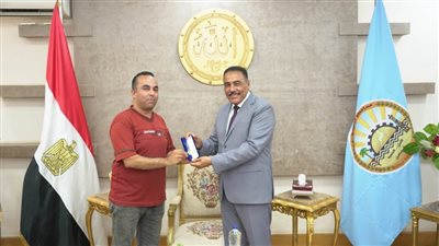 درع إعلاميي وصحفيي مطروح هدية للمحافظ لواء خالد شعيب