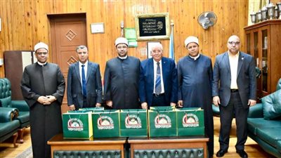 الأمين العام للمجلس الأعلى للشؤون الإسلامية يهدي كلية الشريعة مجموعة من إصدارات المجلس 