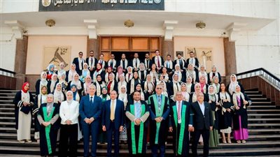 رئيس جامعة بني سويف يشهد حفل تخرج الدفعة 23 لكلية الطب البشري