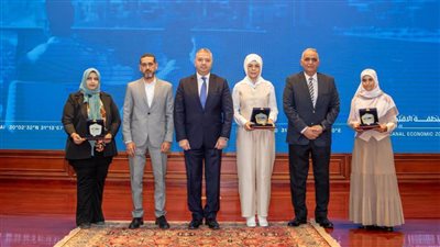 المنطقة الاقتصادية لقناة السويس تُكرم عددًا من السيدات احتفالًا باليوم الدولي للمرأة في القطاع البحري 