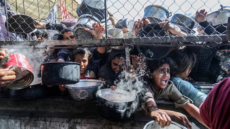 غزايون يبحثون عن