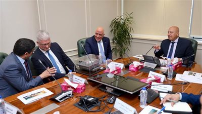 الوزير يبحث مع 