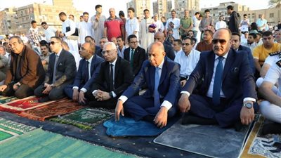 محافظ المنيا يؤدي صلاة عيد الأضحى وسط جموع المواطنين بكورنيش النيل