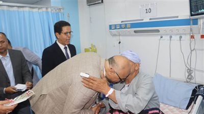 محافظ القليوبية ورئيس جامعة بنها يرسمان الفرحة على وجوه المرضى في أول أيام عيد الأضحى